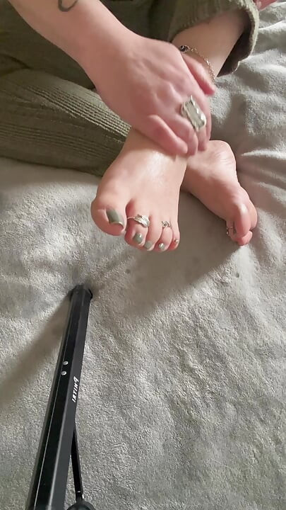 8 דקות של אושר טהור מול כפות רגליי היפות