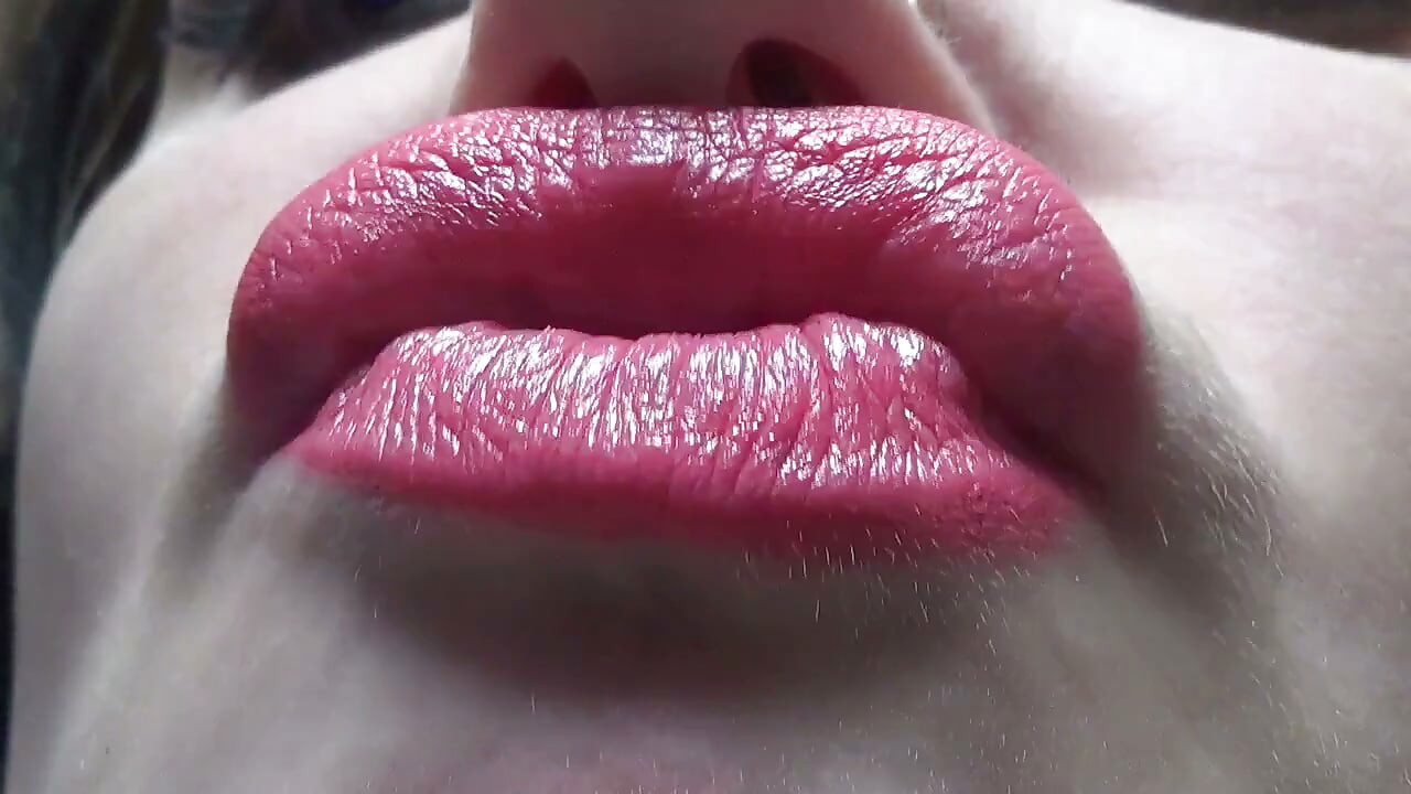 Zoenen en eend gezicht met grote roze lippen