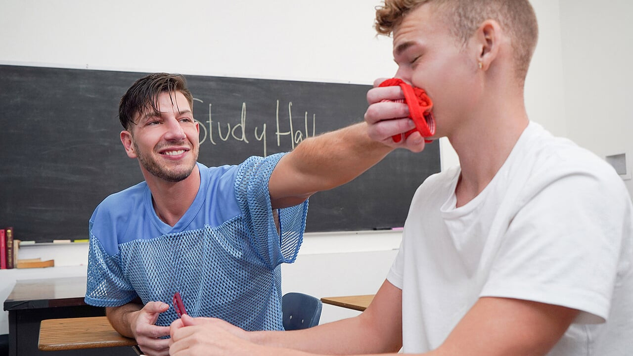 Twink boy jack waters je dominiran i maltretiran od strane atleta džordana Starra na času - maltretira ga