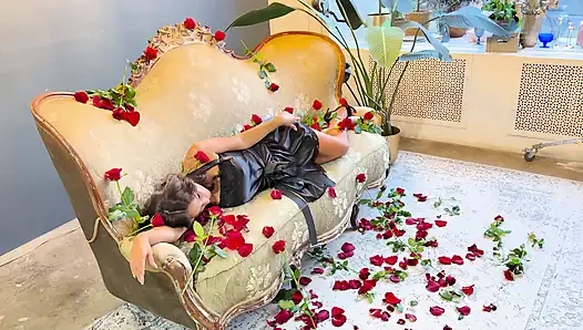 Monika fox cantik dengan gaun hitam di sofa bareng roses