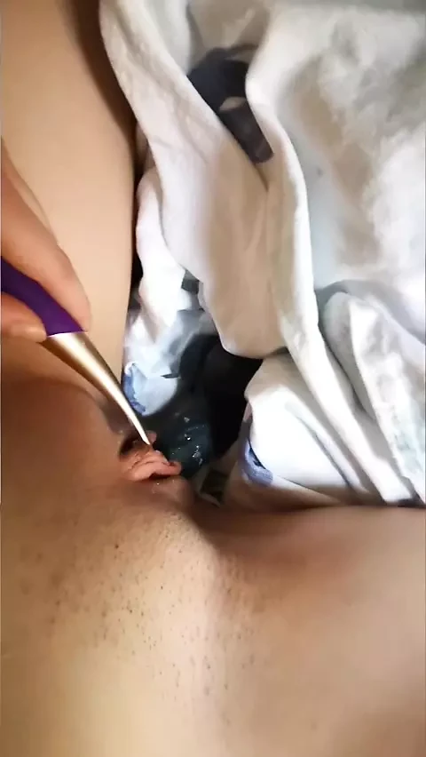 Une fille excitée de 20 ans chevauche un gode grosse bite noire pour la première fois jusqu’à ce qu’elle ait un orgasme