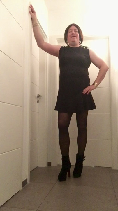 Nicki-Crossdress - czarna sukienka i rajstopy
