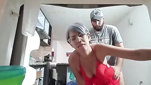 Noch ein Tag bei dir zu hause, diese leckere Milch in meinem Hals, ich liebe es, es zu schlucken.