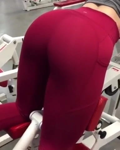 Gostosa da academia de legging vermelha