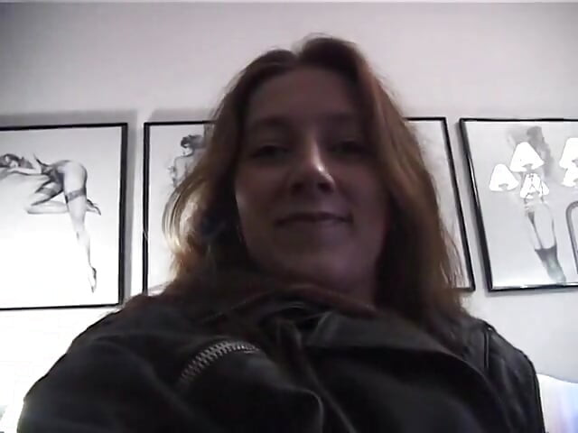 Büyük memeli orta yaşlı seksi kadın edepsiz amını tatmin ediyor