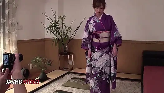 Eri hosaka: verführerisches asiatisches kimono-modell gibt erstaunlichen blowjob vor hardcore-creampie