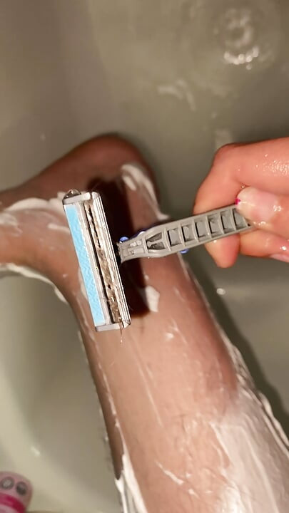 Harige benen scheren van dichtbij