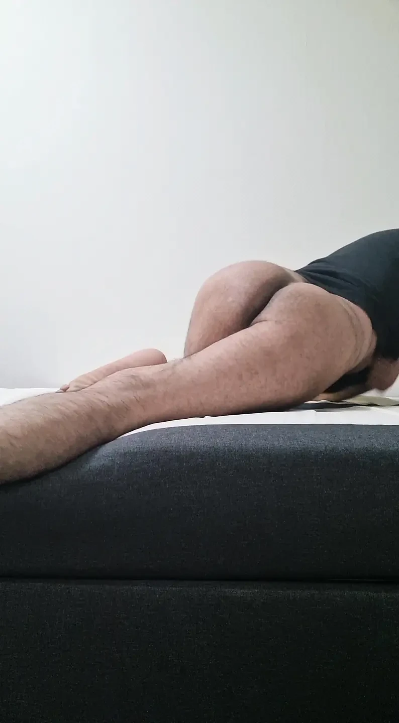 Un garçon à la chatte au mauvais cul adore secouer ses fesses pendant que tu prends ce trou