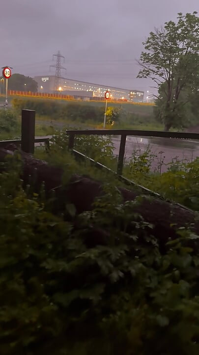 裸足で雨の中を歩くために服を車に置きっぱなしにし、服を着ていても歩きませんでした