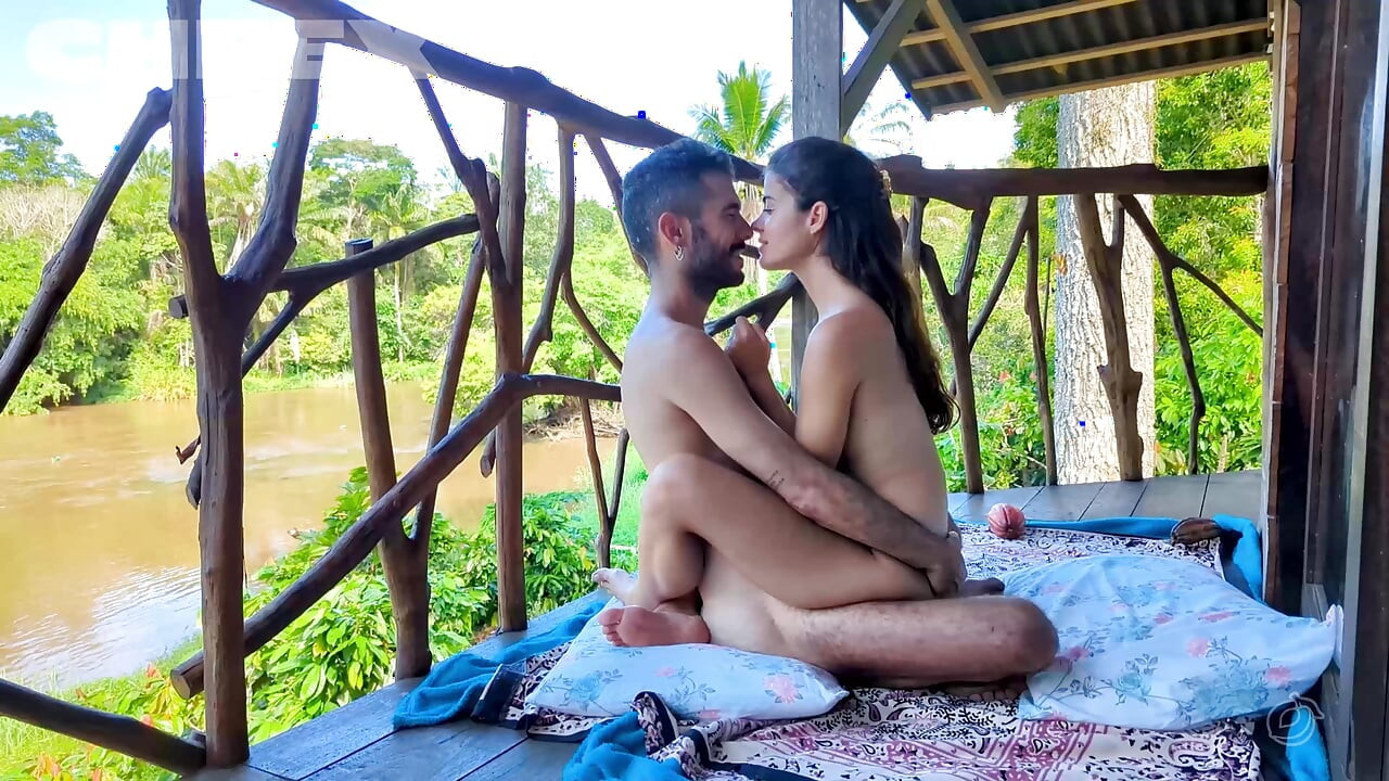 Cuplu spaniol excitat Banana Nomads care face sex pasional în aer liber