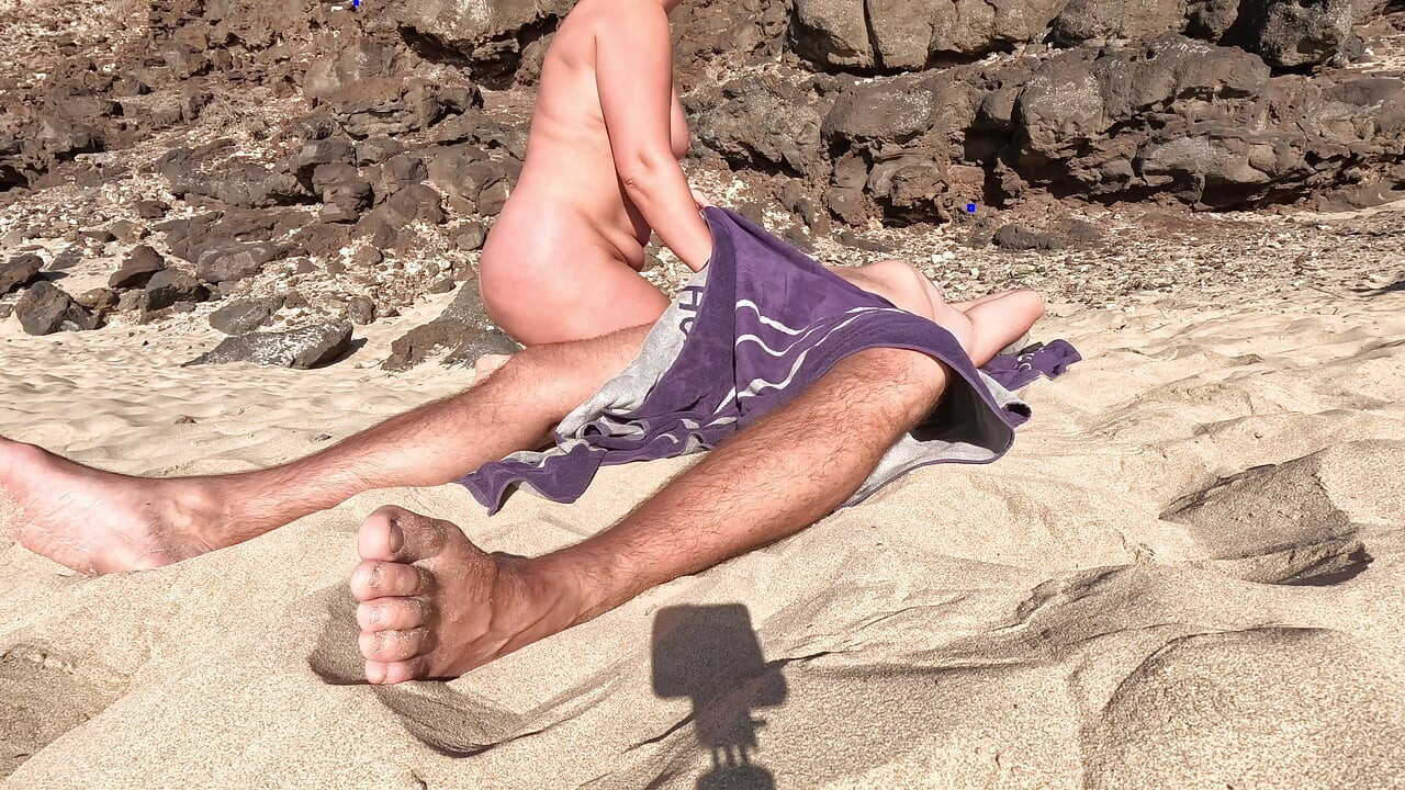 Towel secret - eu o ajudei a gozar debaixo da toalha da praia