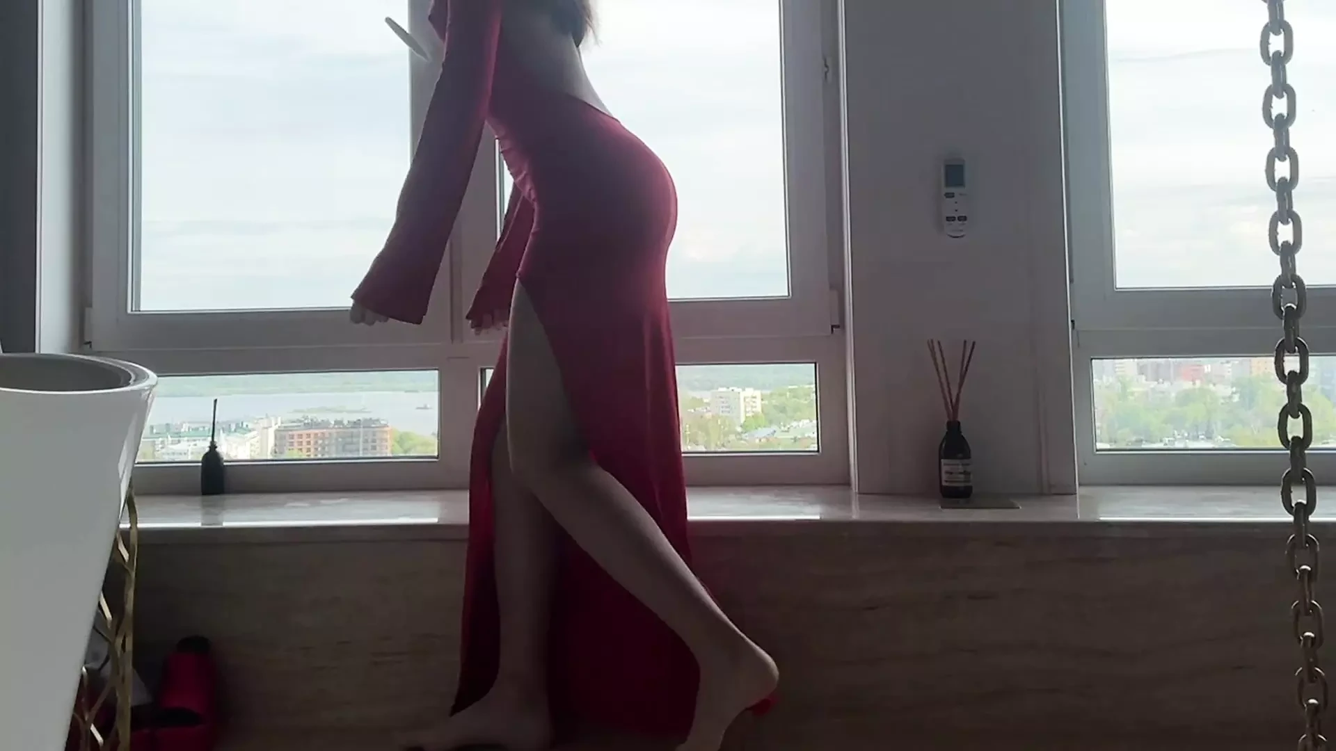 Sıkı şeffaf kırmızı elbiseli yoga