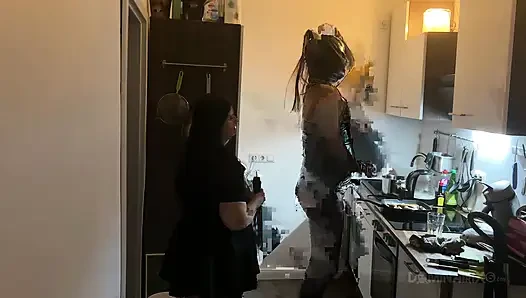 Dominante MILF dehnt latex-subs arsch weit in der küche