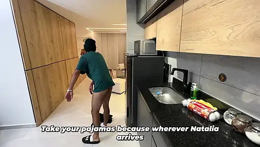 Vollbusige brünette MILF hilft ihrem schwager, wenn seine frau weg ist