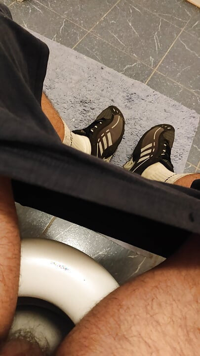 DirTyJunkBro (DJ -Bro) în toaletă, complet umedă, șosete murdare și pantofi sport