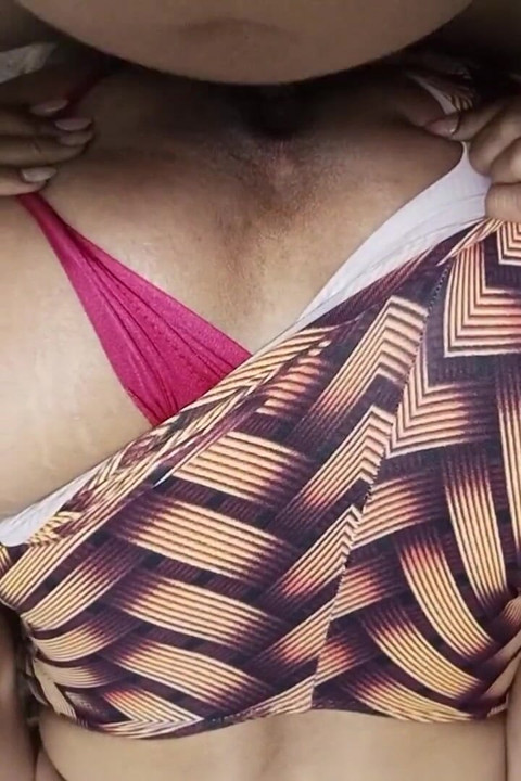 Una chica milf tuvo su culo estirado por un hombre con un pene muy grande.