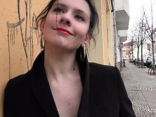 Duitse scout - kunststudente Anna praat met anale casting neukpartij