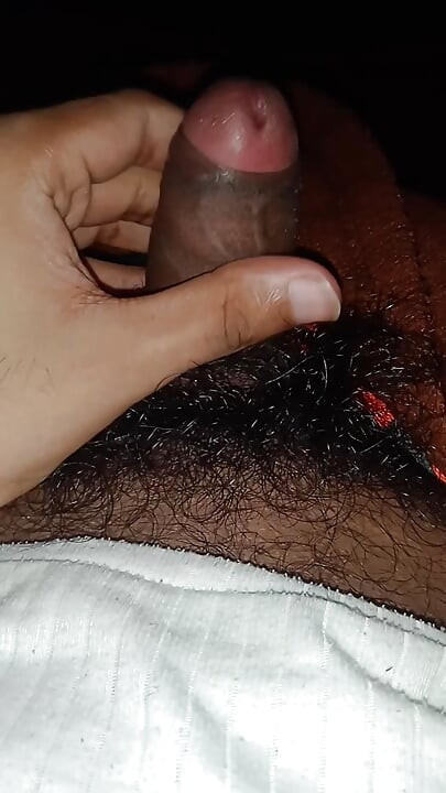Pula neagră masturbându-se cu păr lung
