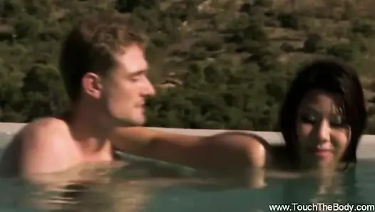 Чувственная сессия масляного массажа