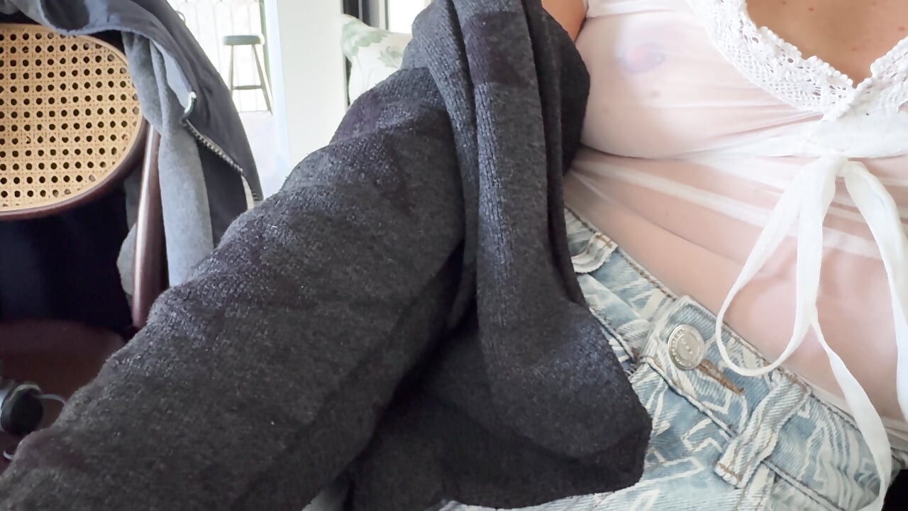 穿着透视衬衫喝咖啡，在公共咖啡馆暴露穿孔的乳头，而我的丈夫抚摸我的胸部