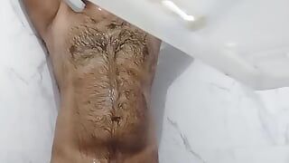 Tek başına mastürbasyon yaparken duş