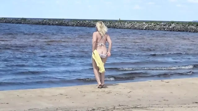Мамочка на пляже 4