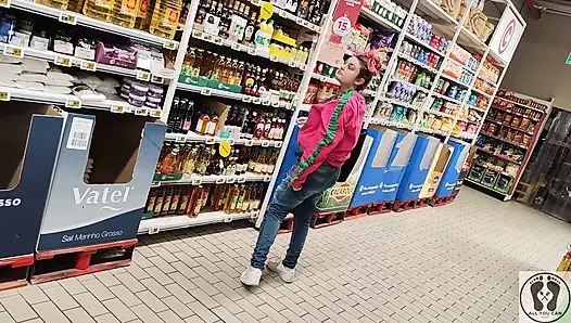 Rebeca addams si cewek sange dengan celana jins di supermarket