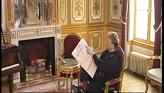 Noughty горничные отеля обожают трахать своих возбужденных мужчин гостей и друг друга!