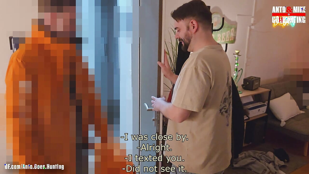 Suora toimitus Twink kokeilee anaalia ensimmäistä kertaa odottamattoman kolmen kimppan aikana heteroystäväni Chrisin kanssa