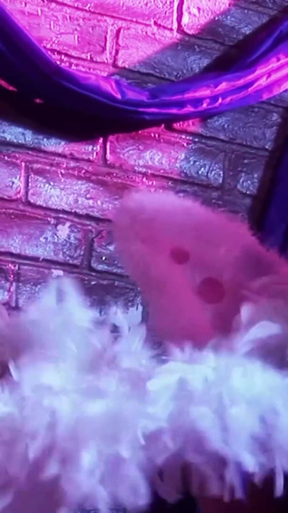 Duas Morenas de Asas e Corsets Rosas Levam Rola em Orgia a Quatro na Festa a Fantasia
