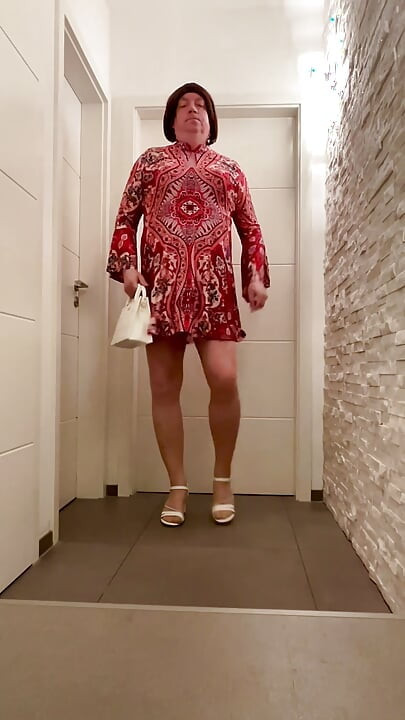 Nicolette i sine nye sandaler og nye veske - jeg synes hun ser sexy ut
