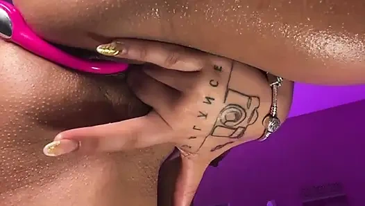 Dengan punggungku padamu, aku berputar di bahuku dengan rok renda putih senyum nakal dan bikini ketat. Beranikah kamu untuk tinggal di sini?