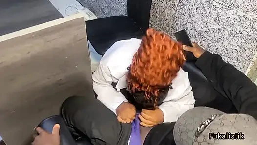 Доктор с большими сиськами трахает клиента с большим черным членом, муж в офисе