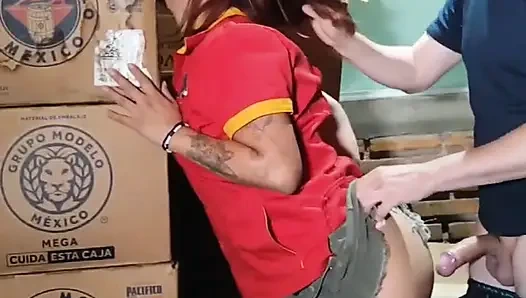 Мой босс просит меня пососать его член в подвале