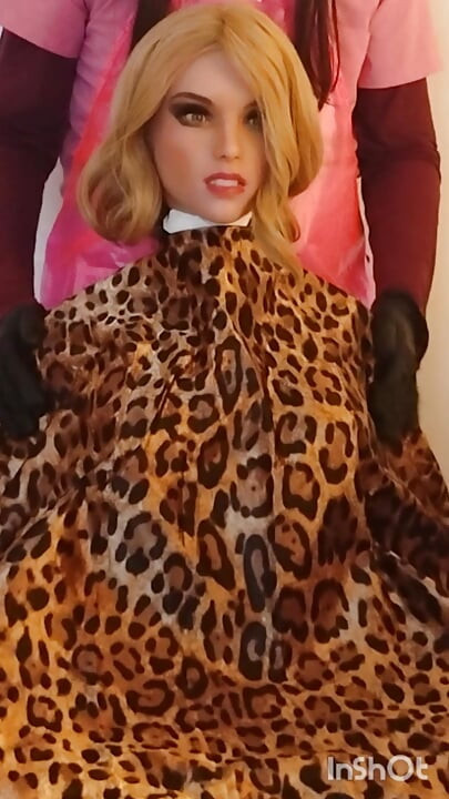 Sessão de modelagem com capa de corte de cabelo sedosa e macia da Lauren