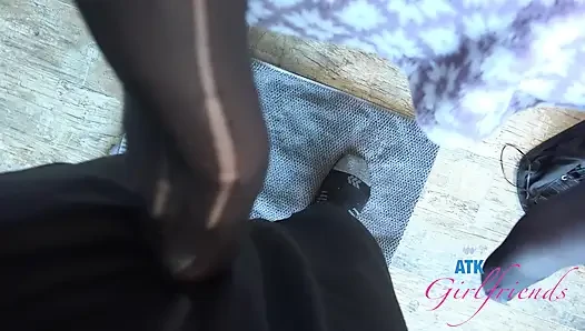 Bakış açısı juniper ren orgazm olmak için sikiliyor, bir kaseye işiyor, sigara içiyor sonra seni emiyor ve döl kaplı bir ayakla muameleyle bitiriyor.
