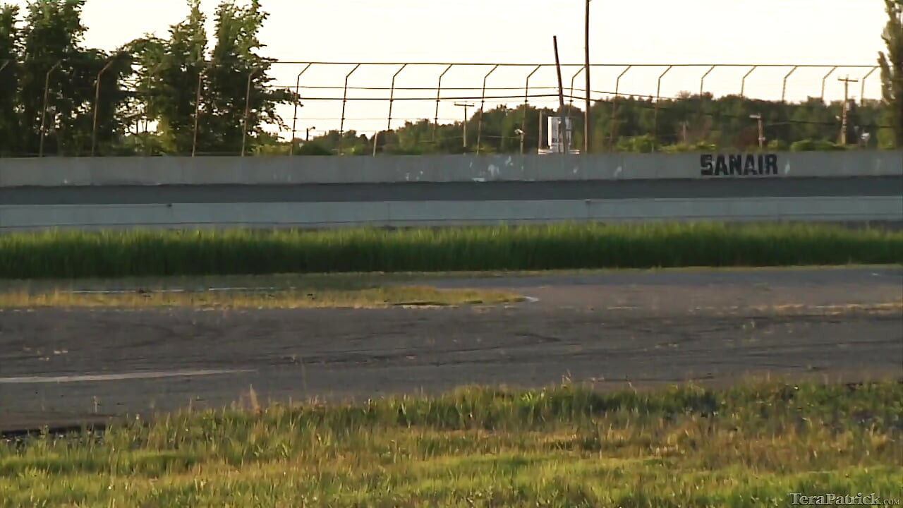 مشهد مزدوج المتشددين الثلاثي والمثليه الثلاثي