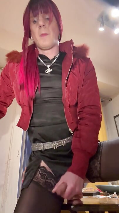 Jess Silk berijdt dildo