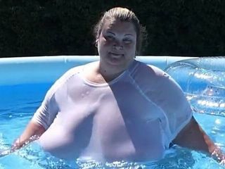Femeie mare și frumoasă în piscină cu țâțe mari lăsate