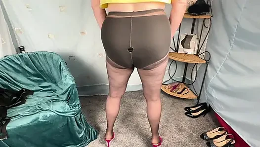 Mrs Mature Feet Big Granny Pants and Tights 427