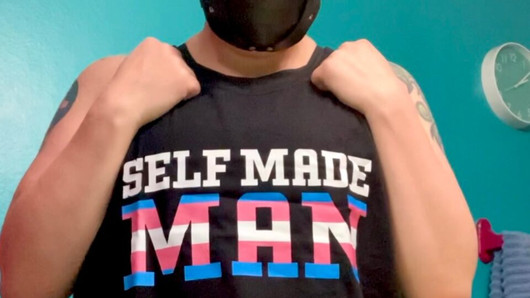 Modelando mi nueva camiseta sin mangas trans pride con un striptease