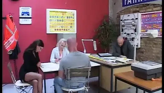 Büro-sekretärin aus deutschland musste zwei schwänze zusammen befriedigen