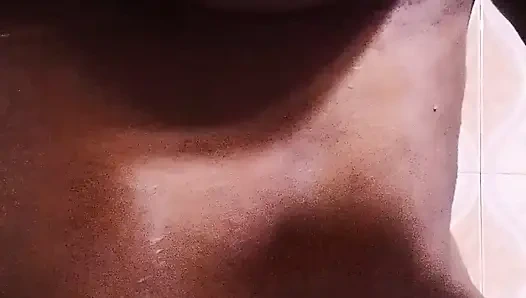 Meme uçlarımı ve göt deliğimi yıkadım