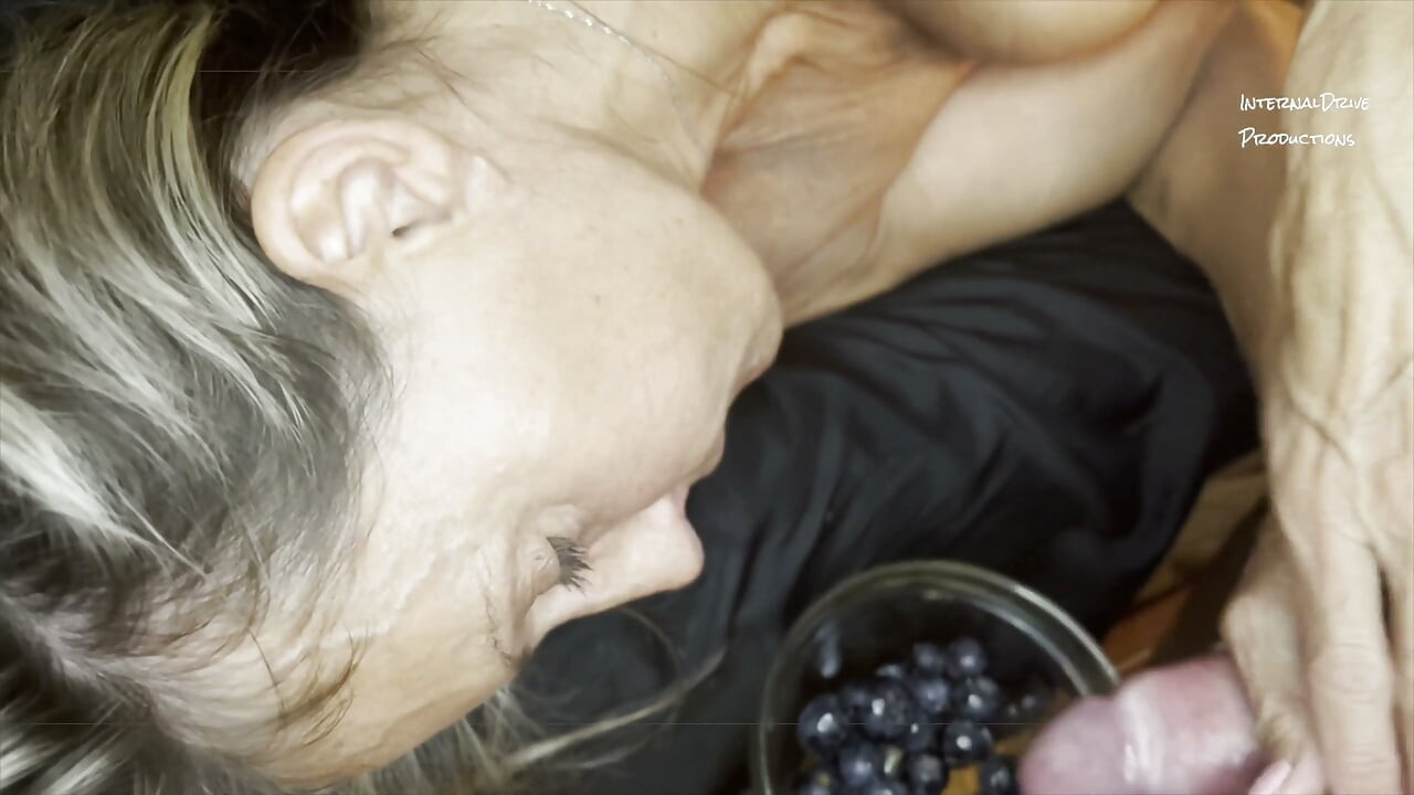 MILF zjada moją dupę i cum pokryte borówkami