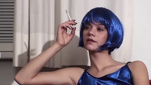 Красотка с цветными волосами в нижнем белье и чулках курит сигарету