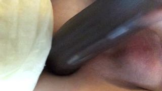 Mijn luierkontje neuken met een grote zwarte lul -dildo