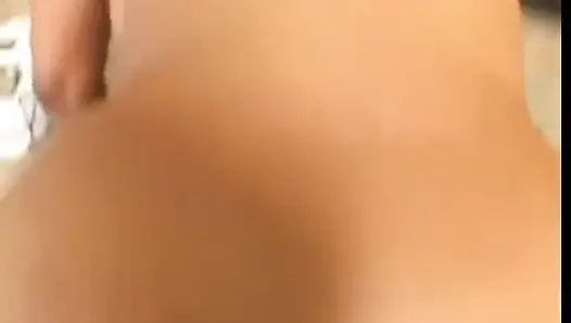 Si cantik kulit hitam panas memberikan blowjob basah dan ngentot