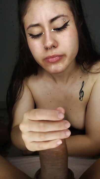 A la hermosa de 18 años le encanta obtener todo el semen de la polla