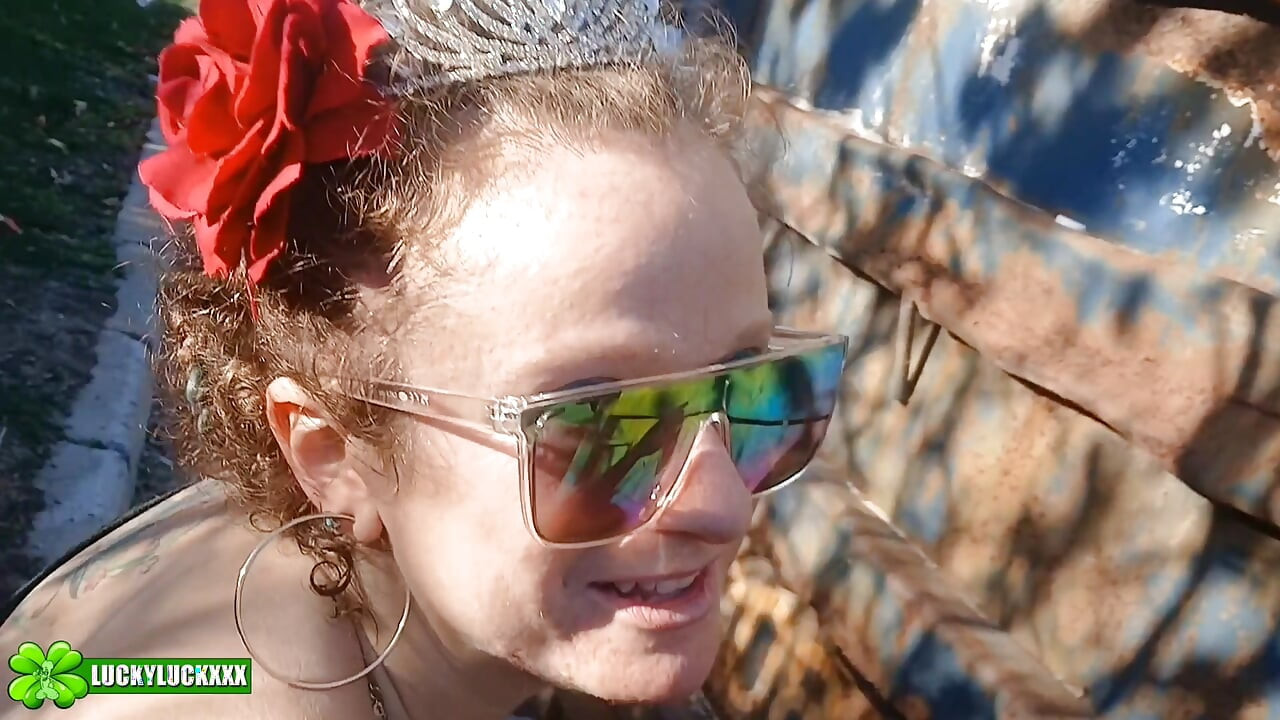 Glückliches mädchen anastasia - würzige ukrainerin wird auf dem parkplatz gefickt