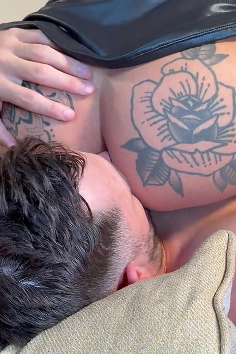 Thatbosslass Sits on Englishtom Face
